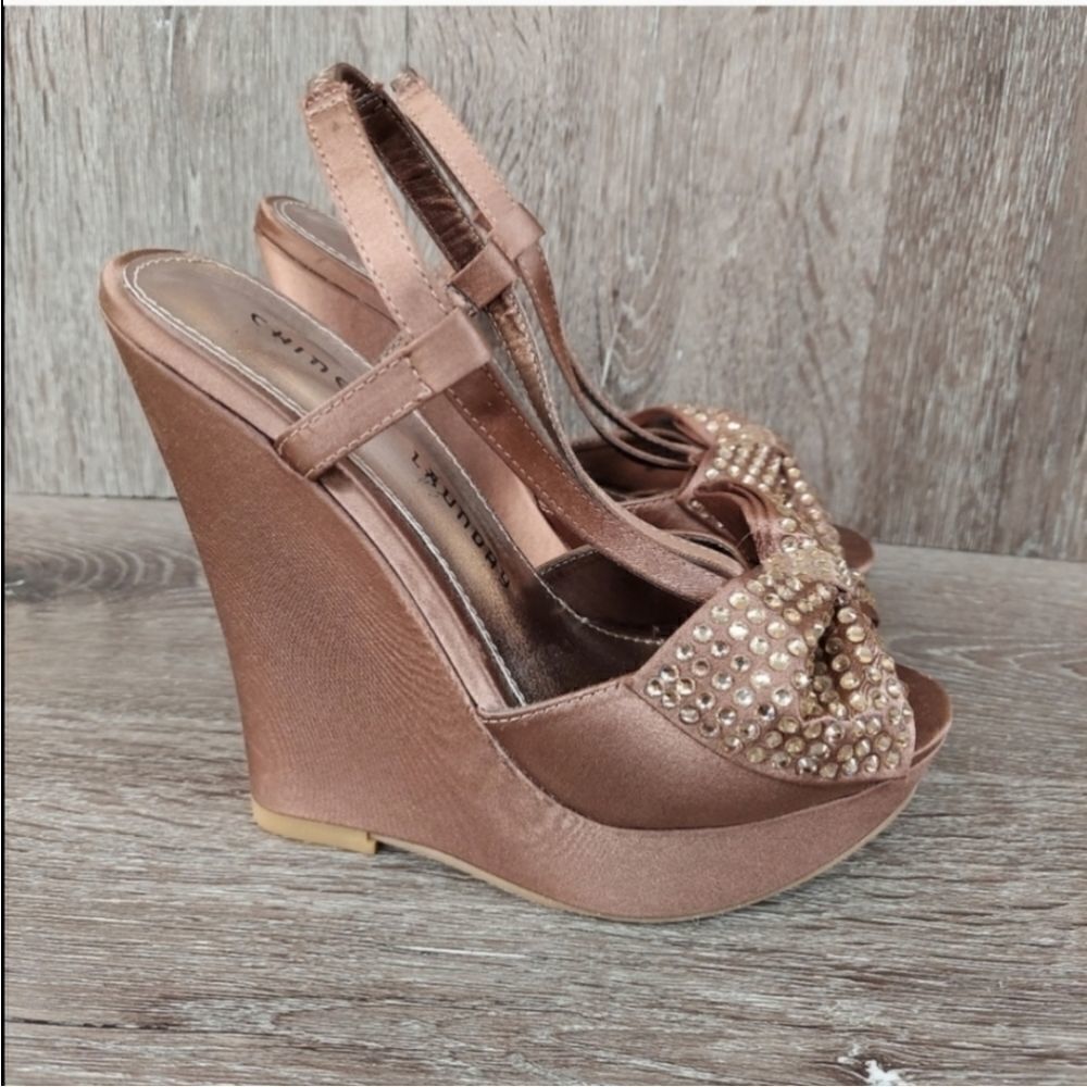 Chinese Laundry SHINE ON Shiny Bow Taupe Wedge 5.5